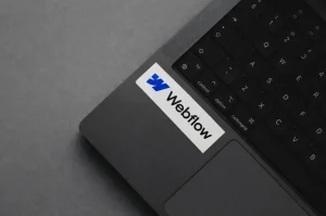 Webflow Agentur Leistungen – strukturierte Webdesign-Umsetzung mit Webflow. Laptop mit Webflow-Branding als Symbol für professionelle Website-Entwicklung mit Webflow.