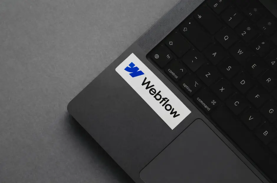 Webflow Agentur Leistungen – strukturierte Webdesign-Umsetzung mit Webflow. Laptop mit Webflow-Branding als Symbol für professionelle Website-Entwicklung mit Webflow.