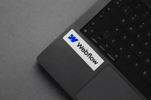 Webflow Agentur Leistungen – strukturierte Webdesign-Umsetzung mit Webflow. Laptop mit Webflow-Branding als Symbol für professionelle Website-Entwicklung mit Webflow.